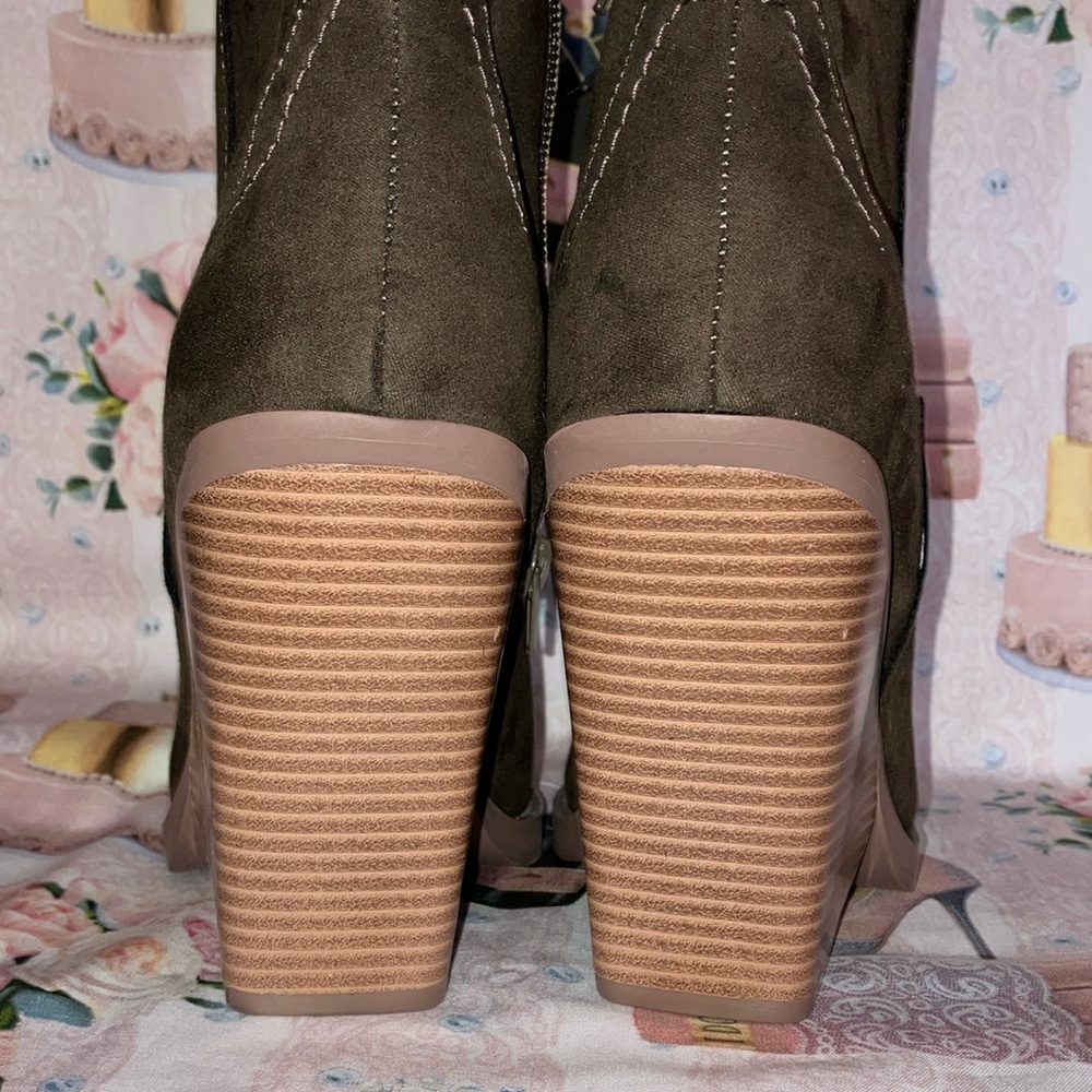 Forever 21 Heeled Boots with Modern Western Style - Picture 4 of 9